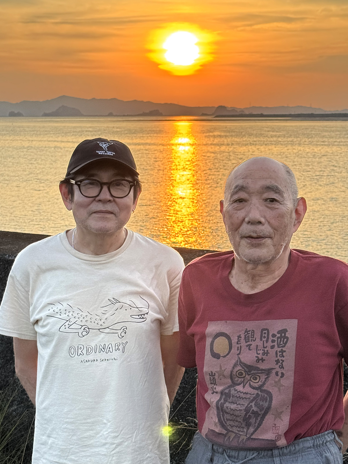 避難所にずっといる出水さんを誘って球磨川河口に夕陽を見に行った